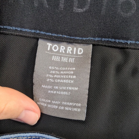 Torrid Women's Bombshell Flare Cut Off Jean Shorts Blue Size 26 Cotton Blend - Picture 11 of 11